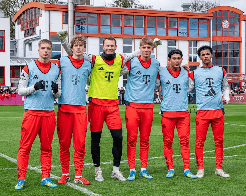 诺伊尔与5位队友合影：自己德甲首秀时，他们还没出生